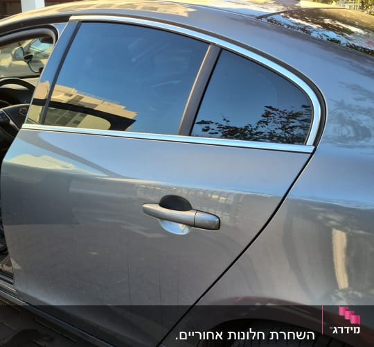 רכב עם חלון פתוח, דלת פתוחה, חניה